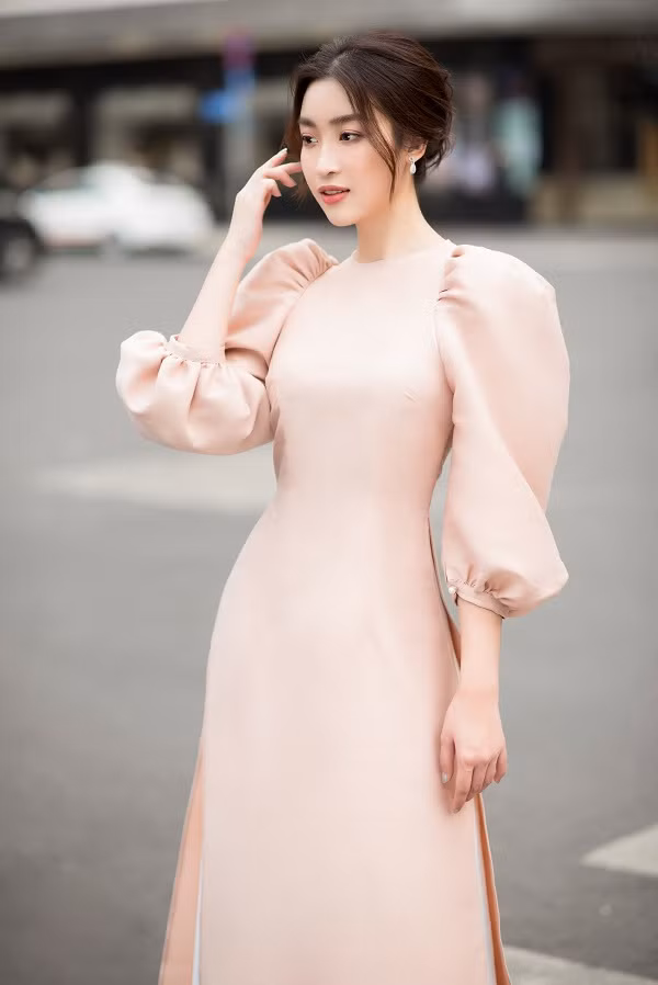 Lần đầu lên chức “bà chủ”, Đỗ Mỹ Linh không ngại lăn xả ở hậu trường ủi quần áo cho ê-kíp chụp ảnh được chỉn chu.