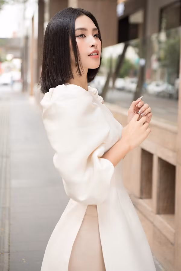 Cận cảnh nhan sắc ngọt ngào của Tiểu Vy trong bộ áo dài.