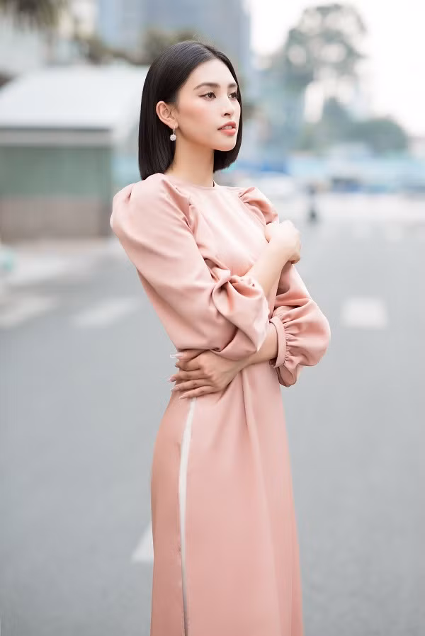 Làm mẫu cho bộ sưu tập áo dài Tết của Đỗ Mỹ Linh, Hoa hậu Tiểu Vy đẹp rạng ngời.