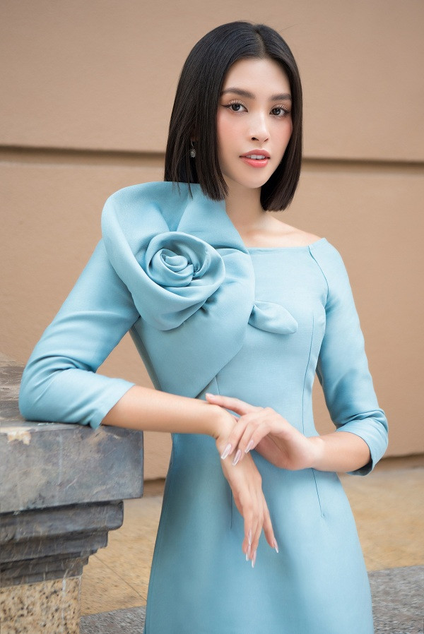 Trong một thiết kế khác, điểm nhấn của chiếc áo dài lại dồn hết vào chi tiết bông hoa được làm cùng chất liệu, đính ở cầu vai.