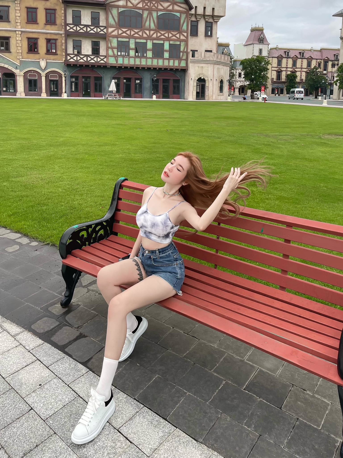 Ở tuổi 34, người đẹp vẫn chăm diện những trang phục có thiết kế cắt xẻ, có chít eo hay những chiếc áo croptop quây để khoe trọn đường cong cơ thể với số đo ba vòng chuẩn 88-59-92 cm.