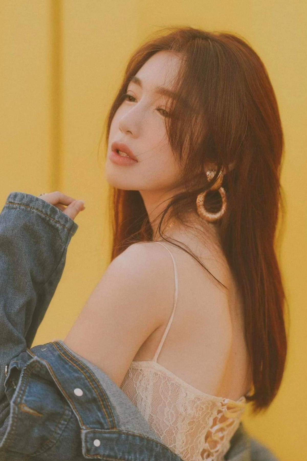 Tuy nhiên nhiều năm nay, ngoại hình của Elly Trần liên tục có sự thay đổi khiến cô vướng phải nhiều nghi án phẫu thuật thẩm mỹ. Tuy vậy nhưng Elly Trần chưa bao giờ lên tiếng khẳng định điều này.