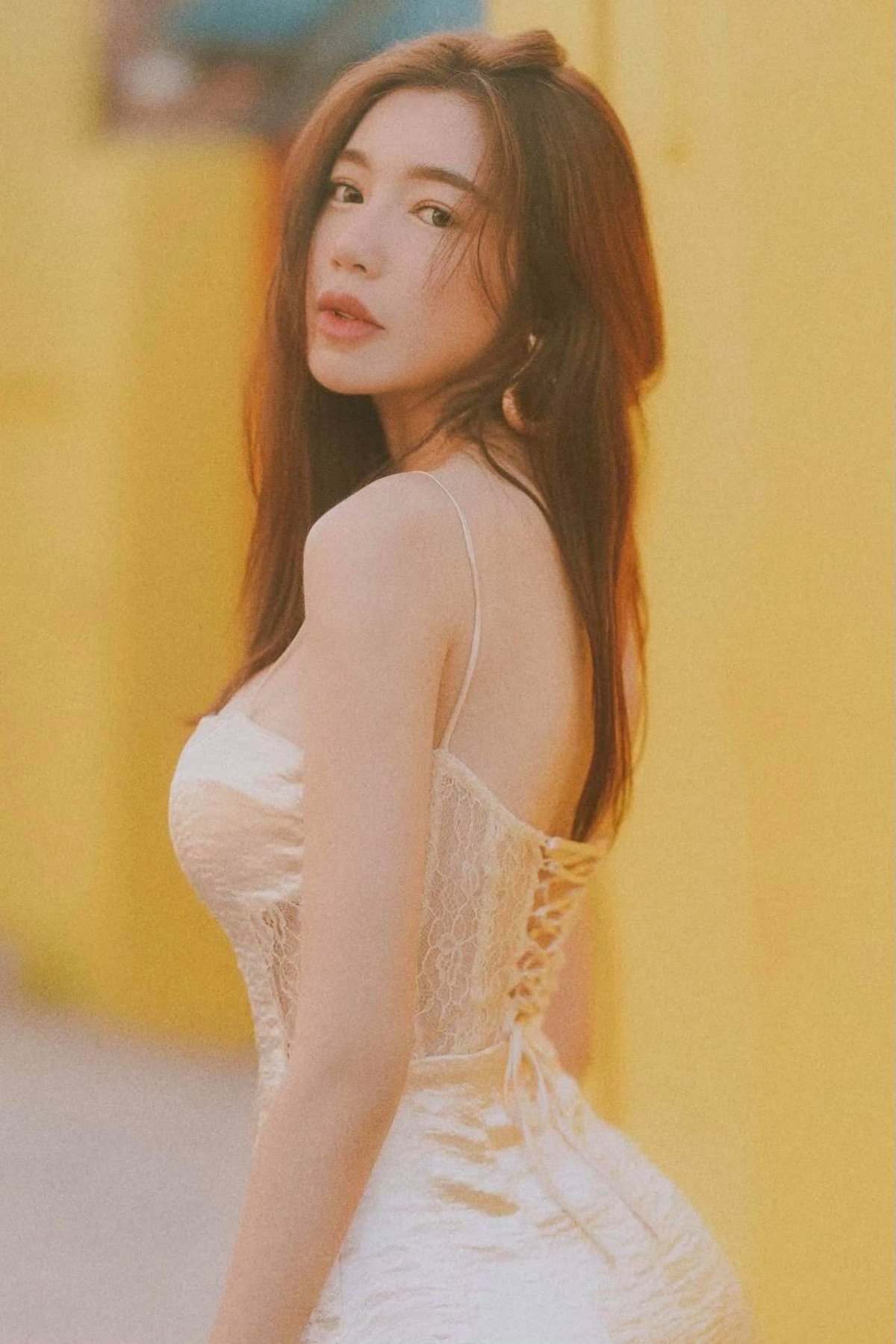 Năm 2015, chỉ sau khi sinh bé trai thứ hai 1 tháng, Elly Trần đã tái xuất với vóc dáng thon gọn như thời con gái.