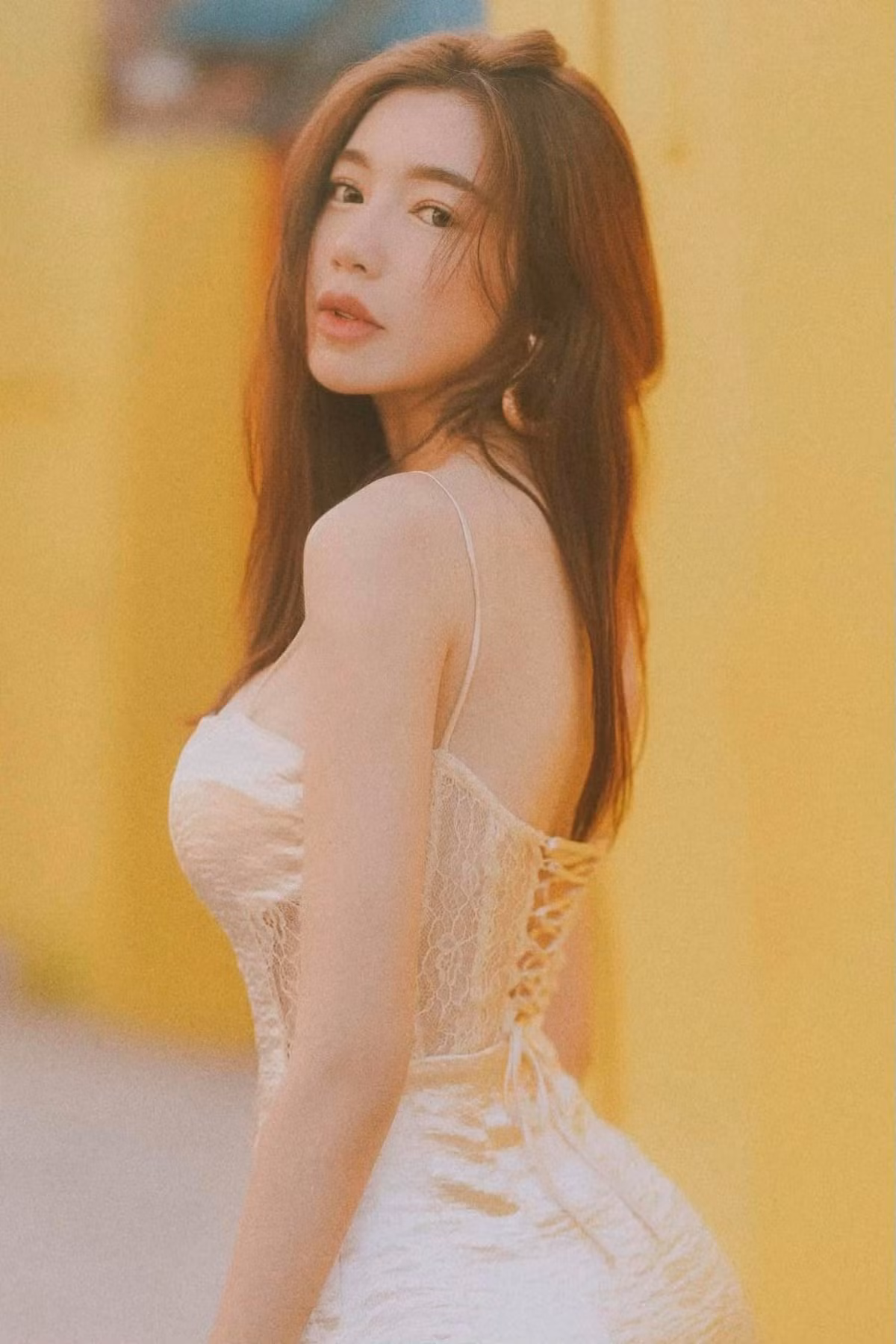 Năm 2015, chỉ sau khi sinh bé trai thứ hai 1 tháng, Elly Trần đã tái xuất với vóc dáng thon gọn như thời con gái.