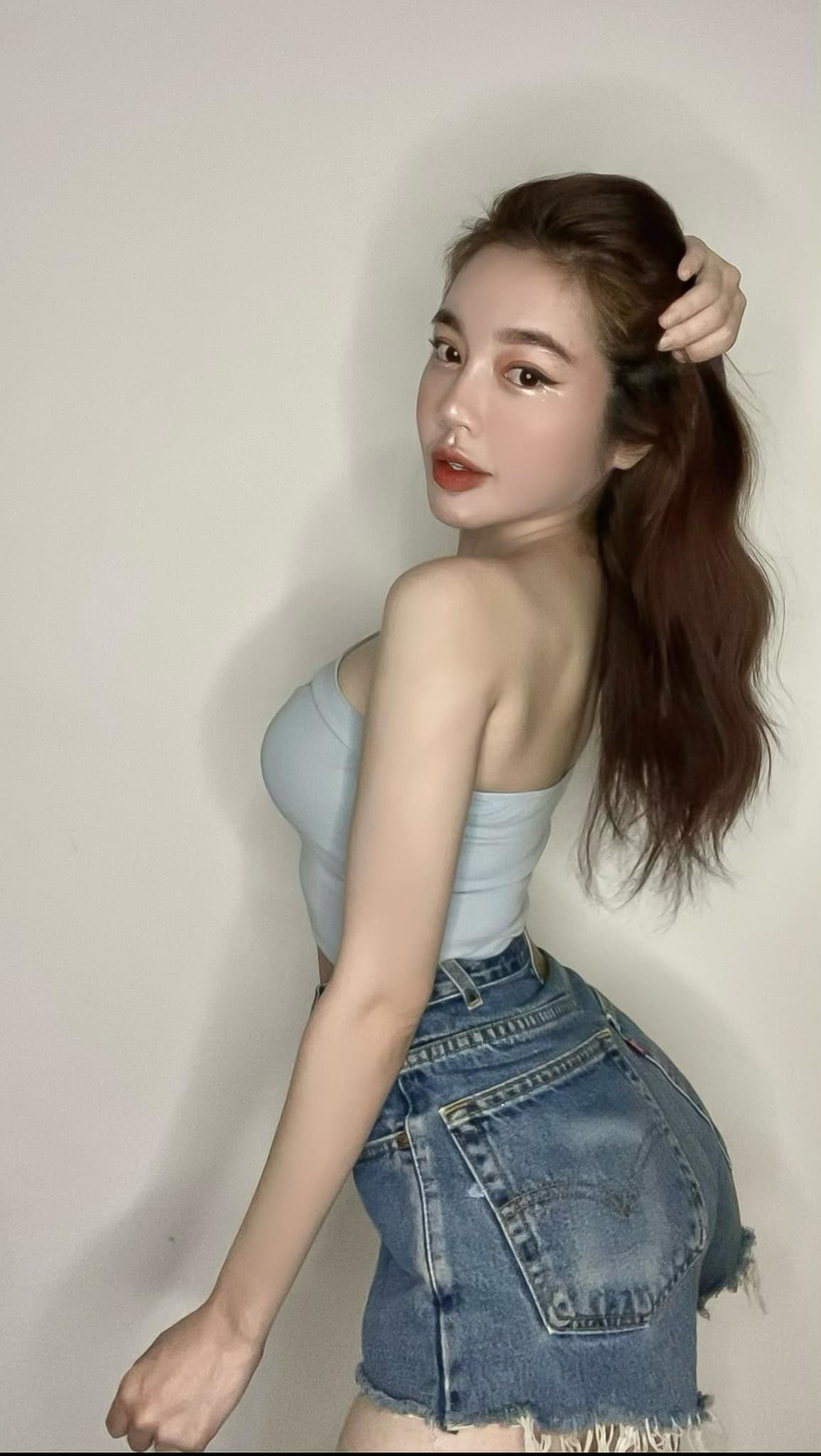 Trải qua hai lần sinh nở với hai thiên thần nhí đáng yêu, nhan sắc của Elly Trần vẫn ngày càng mặn mà.