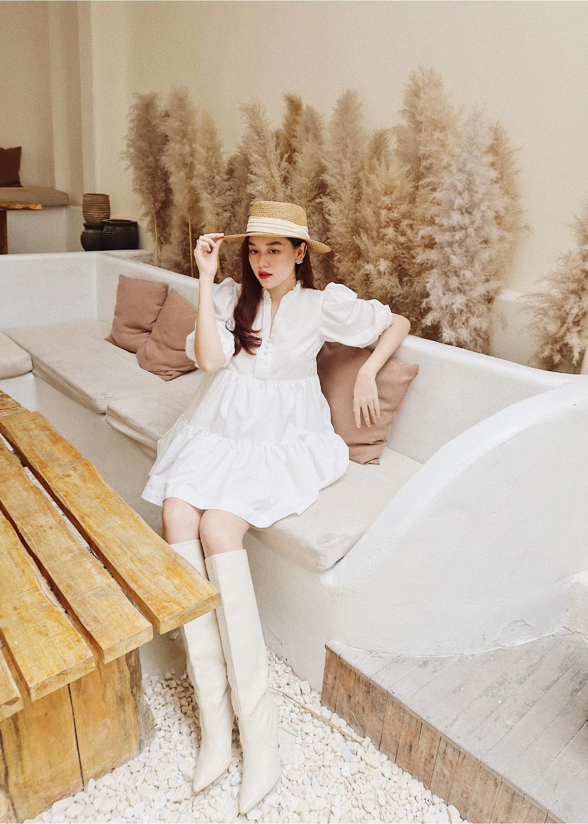 Tường San là Á hậu 2 cuộc thi Miss World Vietnam 2019. Đầu tháng 12/2020, Tường San kết hôn với người chồng hơn cô 9 tuổi. Đến tháng 3/2021, cô bắt đầu dính nghi vấn mang thai khi lộ rõ vòng bụng nhô cao trong một sự kiện. Gương mặt cũng được nhận xét đầy đặn, tròn trịa hơn.