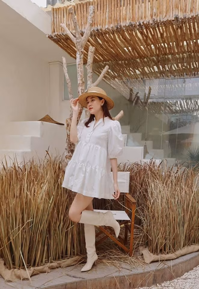 Thời gian đó, người đẹp chuộng mặc đồ rộng thùng thình, giấu dáng và cũng không tham gia bất kỳ hoạt động nào của làng giải trí, thậm chí gần như "biến mất" khỏi mạng xã hội. Bẵng đi một thời gian, cách đây không lâu, một nguồn tin cho biết Tường San đã sinh con đầu lòng vào tháng 7.