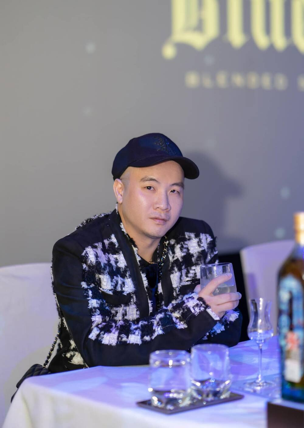 Xuc dong gia canh con gai thu 8 Do Manh Cuong moi nhan nuoi