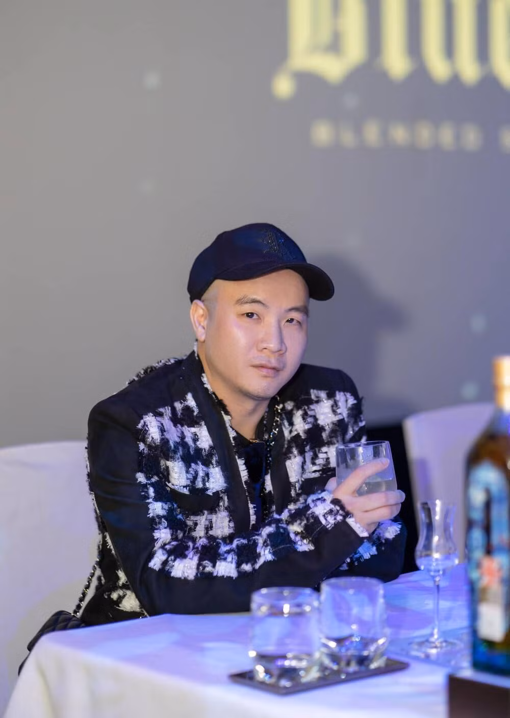 Xuc dong gia canh con gai thu 8 Do Manh Cuong moi nhan nuoi