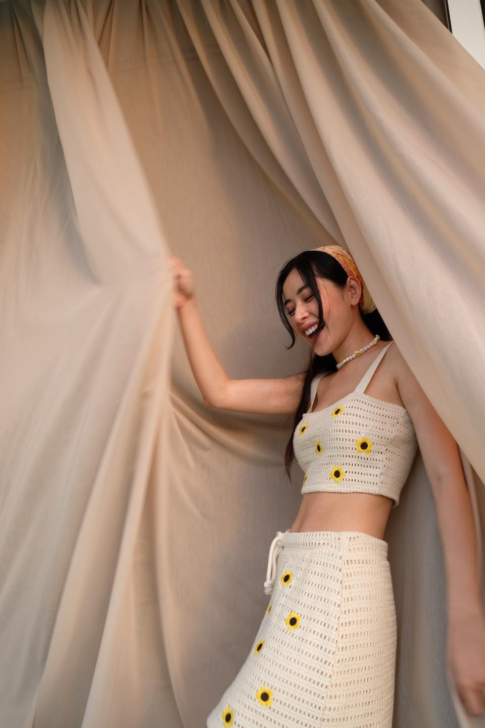 Chi Pu bị chê chất giọng yếu, hụt hơi khi lên những nốt cao. Những lần biểu diễn trực tiếp của cô nàng đều bị đánh giá thất bại và nhận nhiều sự chỉ trích. Tuy vậy, người đẹp vẫn nỗ lực không ngừng để cải thiện giọng hát.