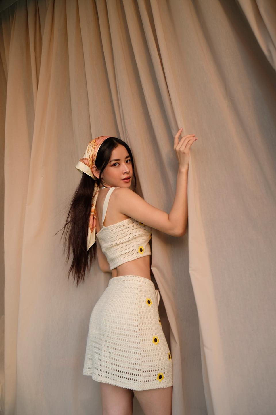 Trong những ngày giãn cách xã hội, Chi Pu chăm chỉ tập luyện thể dục tại nhà để giữ gìn vóc dáng, truyền năng lượng tích cực đến người hâm mộ.