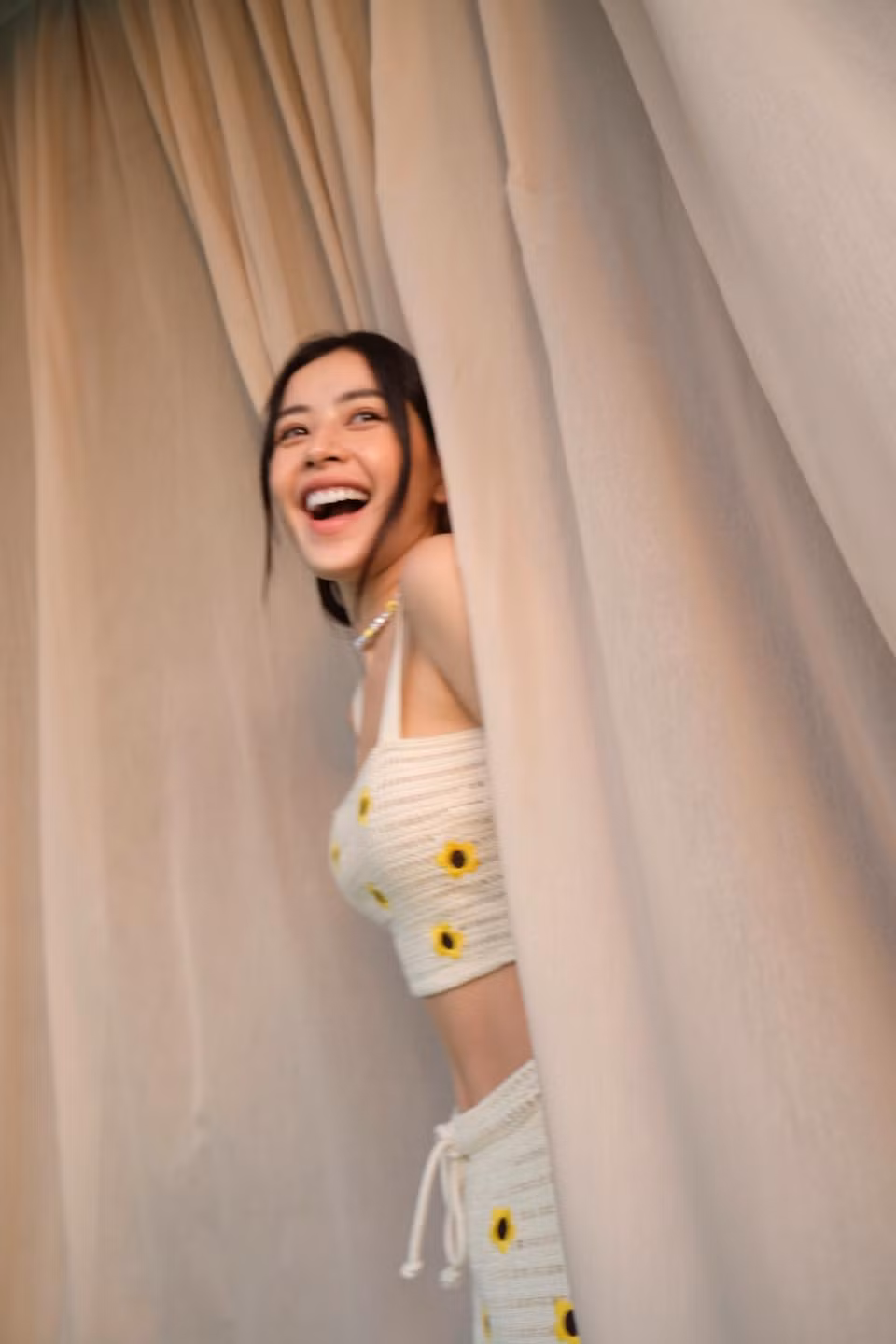 Chi Pu được biết đến với vai trò người mẫu, diễn viên. Năm 2017 cô lấn sân làm ca sĩ nhưng vấp phải những ý kiến trái chiều từ dư luận.