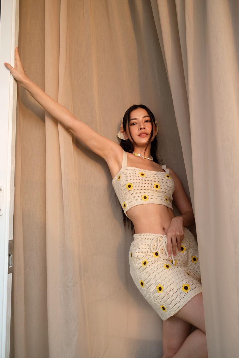 Không chỉ tìm hướng đi mới cho bản thân, Chi Pu cũng ngày càng "lột xác" gợi cảm hơn. Trang phục của Chi Pu nhiều lần bị chê quá táo bạo, hở hang.