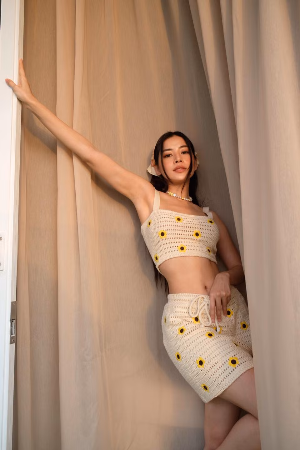 Không chỉ tìm hướng đi mới cho bản thân, Chi Pu cũng ngày càng "lột xác" gợi cảm hơn. Trang phục của Chi Pu nhiều lần bị chê quá táo bạo, hở hang.