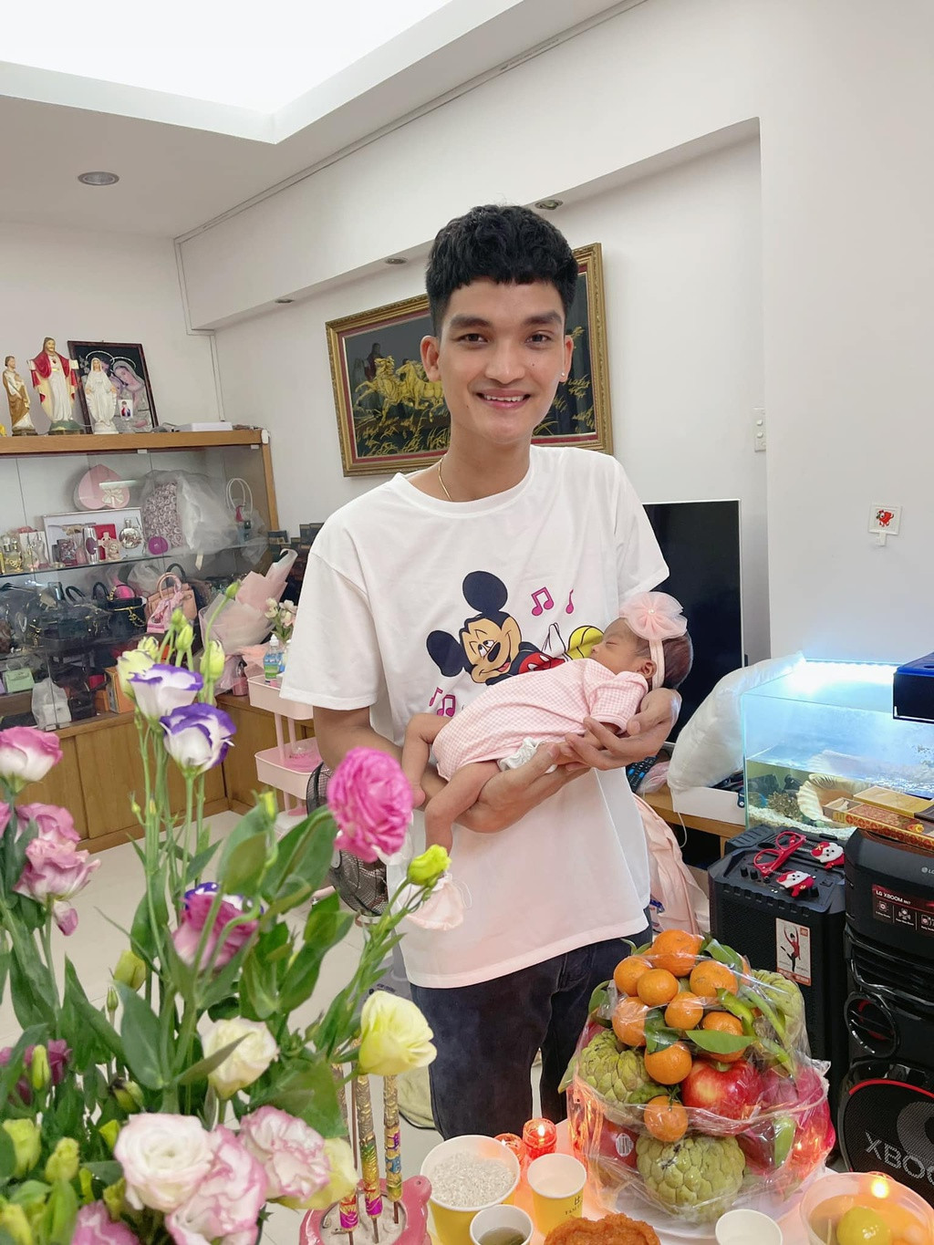 Hải Dương - quê nhà của Mạc Văn Khoa - bị phong tỏa vì dịch Covid-19. Vì thế, nam diễn viên không thể đưa vợ con về đón Tết cùng gia đình. Năm nay, anh đón Tết tại nhà mới ở TP.HCM.