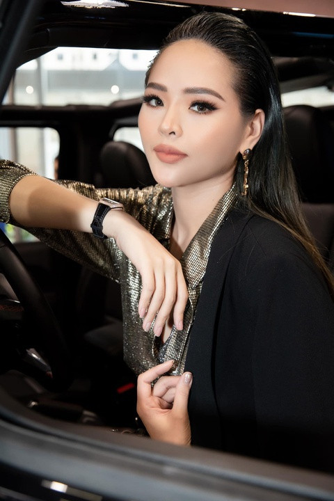 "Khi dịch bùng phát, các kế hoạch của tôi phải thay đổi hết. Tuy nhiên, tôi luôn suy nghĩ tích cực để mọi thứ trôi qua dễ dàng. Tôi nghĩ dù ở đâu, quan trọng nhất là các thành viên luôn hướng về nhau. Khi hết dịch, tôi sẽ mua vé máy bay để đưa con trai về sum họp cùng gia đình", Hoa khôi Thể thao 2012 bày tỏ.