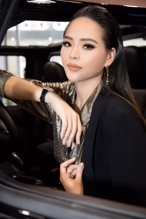 "Khi dịch bùng phát, các kế hoạch của tôi phải thay đổi hết. Tuy nhiên, tôi luôn suy nghĩ tích cực để mọi thứ trôi qua dễ dàng. Tôi nghĩ dù ở đâu, quan trọng nhất là các thành viên luôn hướng về nhau. Khi hết dịch, tôi sẽ mua vé máy bay để đưa con trai về sum họp cùng gia đình", Hoa khôi Thể thao 2012 bày tỏ.