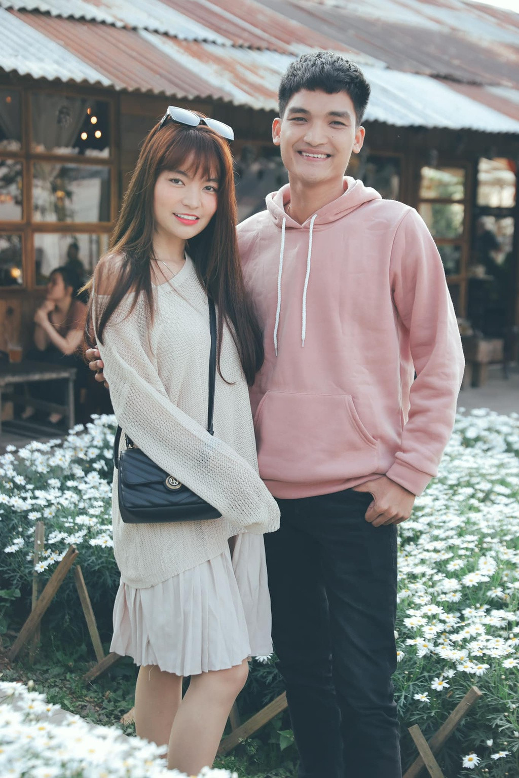 "Những năm trước, tôi ở nhà trọ chật hẹp nên không sắm sửa nhiều. Năm nay, tôi sẽ trang trí nhà đẹp hơn với hoa, cây cảnh, chuẩn bị đầy đủ những món ăn truyền thống. Tôi muốn từ những năm đầu đời, con gái đã nhìn thấy hình ảnh cha chăm lo cho gia đình, yêu thương vợ con thế nào", anh chia sẻ với Zing.