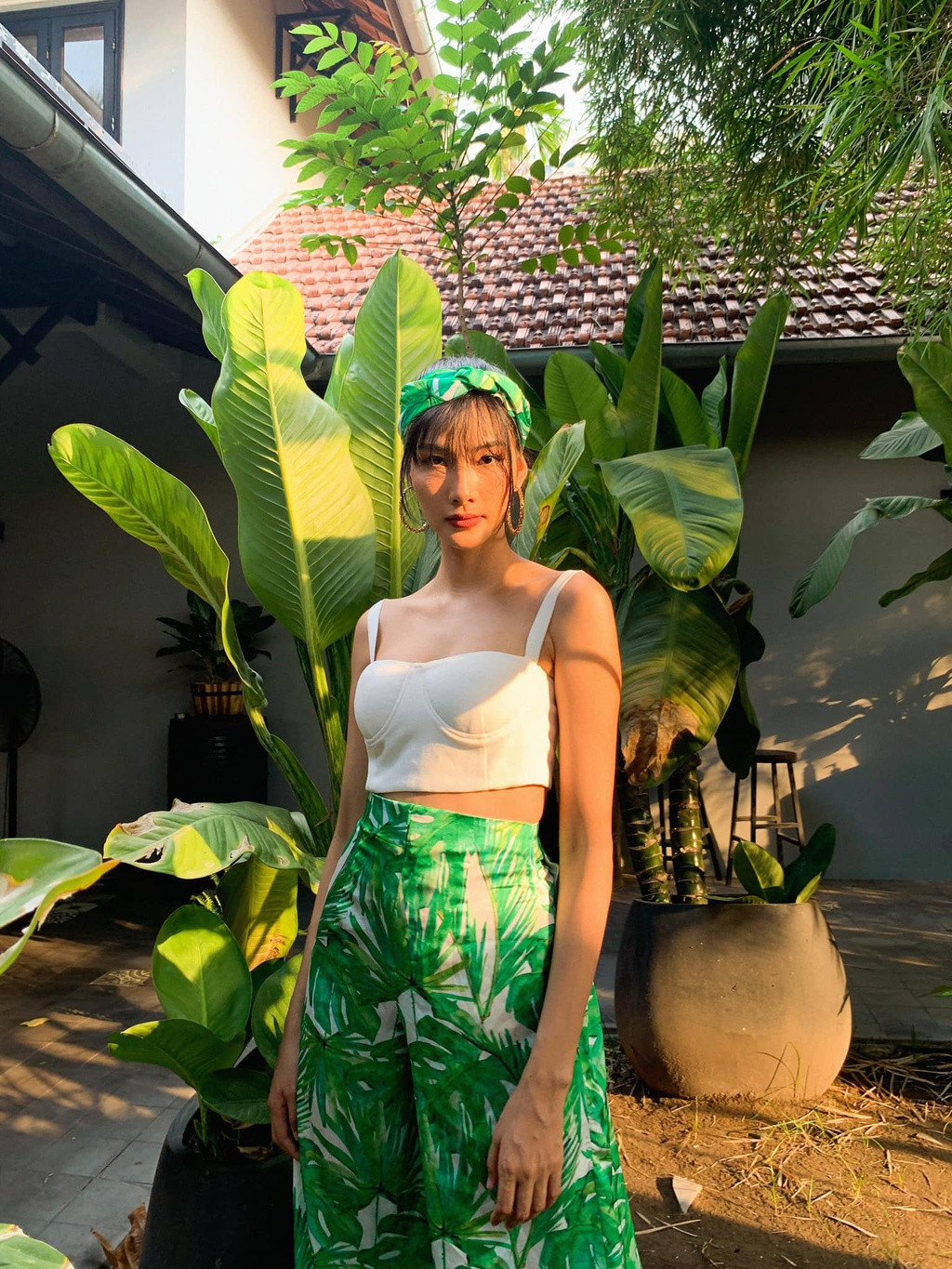 Giống Mai Phương Thúy, Hoàng Thùy cũng quyết định hủy vé máy bay và ở lại TP.HCM để đón Tết Nguyên đán.