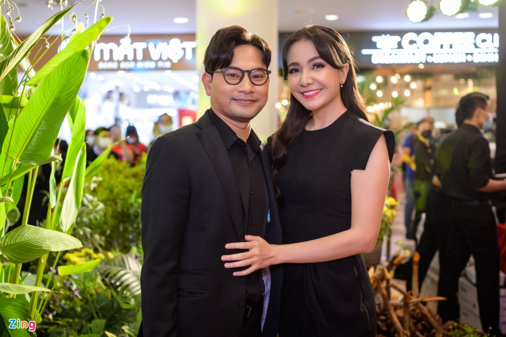 Huỳnh Đông cùng vợ đi xem phim. Tài tử cho rằng nhờ từng trải qua cả công tác diễn viên lẫn đạo diễn, khi hợp tác với Lý Hải, Huỳnh Đông hiểu và chia sẻ khó khăn cùng đàn anh.