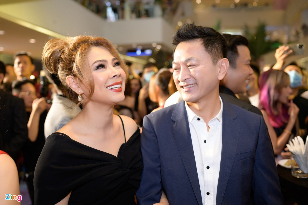 Ca sĩ Thanh Thảo và ông xã Việt kiều cùng đi xem phim Lật mặt: 48h của Lý Hải. 