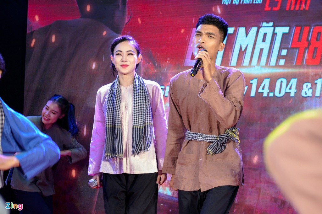 Mạc Văn Khoa trổ tài rap, kết hợp với Lý Hải thể hiện ca khúc chủ đề bộ phim. Nam diễn viên hài tâm sự: "Nhận điện thoại của anh Lý Hải, tôi bất ngờ, không nghĩ anh mời mình đóng tiếp. Mảng hài trong phim không nhiều, nhưng tôi áp lực phải diễn làm sao đúng tiết tấu, không bị chậm nhịp".