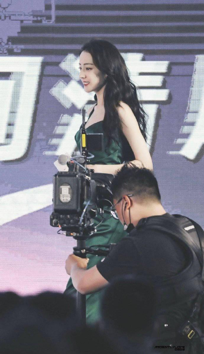 Loạt ảnh chụp sân khấu sự kiện kém chất lượng nhưng không thể "dìm" được nhan sắc chuẩn "nữ thần" của ngôi sao "Chẩm thượng thư".