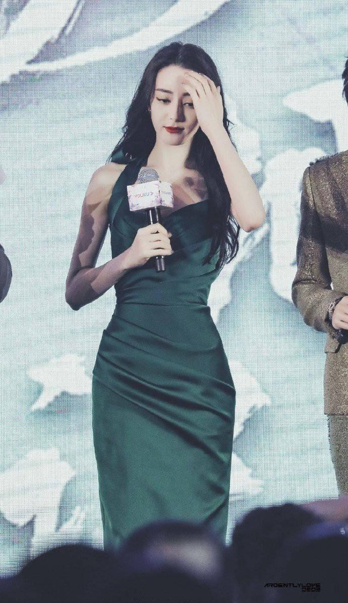 Không phụ danh xưng mỹ nhân Tân Cương "hot" nhất C-biz, Nhiệt Ba trở thành tâm điểm với gương mặt tinh xảo. Bộ váy ôm sát người tôn lên thân hình mảnh mai, uyển chuyển, nhấn vào vòng eo con kiến.