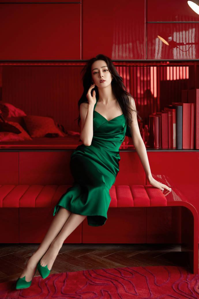 Tay chân của người đẹp trở nên khẳng khiu, gương mặt cũng có phần hốc hác.