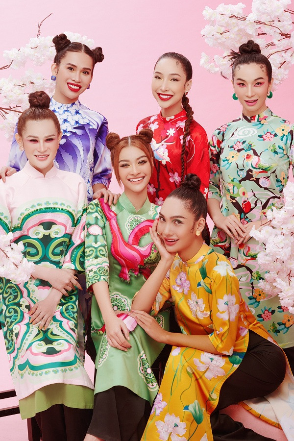 Nếu như ở bộ ảnh đầu, Kiều Loan cùng 5 thí sinh hóa thành những cô nàng tiểu thư ngọt ngào, hiện đại đầy nữ tính thì bộ ảnh thứ 2 lại là concept Tết.