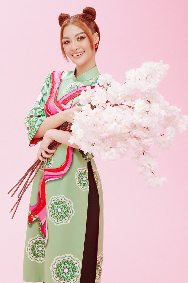 Kiều Loan là HLV trẻ tuổi nhất Miss International Queen Vietnam 2020. Cô cũng là một trong số ít nàng hậu hiếm hoi có hoạt động nghệ thuật không ngừng nghỉ sau đăng quang.