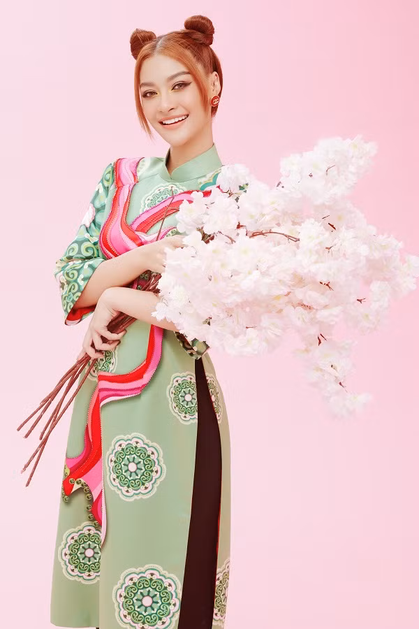 Kiều Loan là HLV trẻ tuổi nhất Miss International Queen Vietnam 2020. Cô cũng là một trong số ít nàng hậu hiếm hoi có hoạt động nghệ thuật không ngừng nghỉ sau đăng quang.