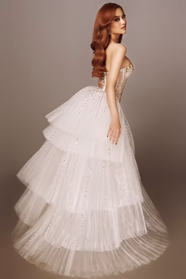 Á hậu đa tài đã thành công bước đầu khi “lấn sân” sang con đường âm nhạc. Cô nàng xuất sắc đoạt giải Á quân King Of Rap và tiếp tục ghi dấu ấn khi tham gia làm huấn luyện viên show Đại sứ Hoàn mỹ.