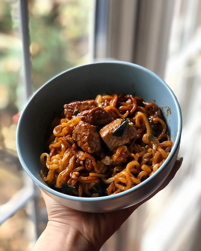 Sau khi thành lập Nongshim, ông dẫn dắt công ty trở thành nhà sản xuất mỳ ăn liền lớn nhất ở Hàn Quốc và lớn nhất thế giới. Ông là người đặt tên cho một số sản phẩm mỳ nổi tiếng của công ty.