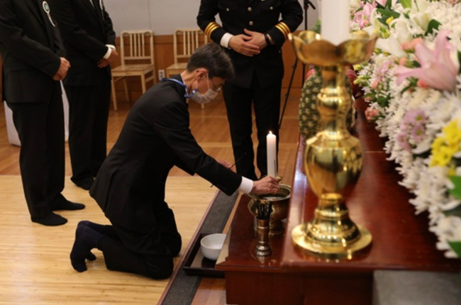 Cuối đời, ông chủ thương hiệu Nongshim nói với gia đình "hãy yêu thương nhau", nói với các nhân viên rằng: "phát triển Nongshim trên thế giới với chất lượng tốt nhất được xây dựng từ sự trung thực".