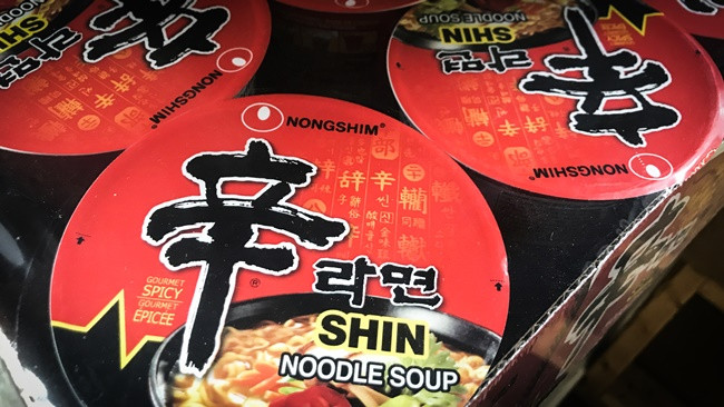 Đằng sau sự thành công của Nongshim là nhờ Shin nhấn mạnh công ty phải tạo ra công thức và công nghệ riêng. Ông lập phòng nghiên cứu và yêu cầu nhân viên phát triển hương vị Hàn Quốc đích thực.