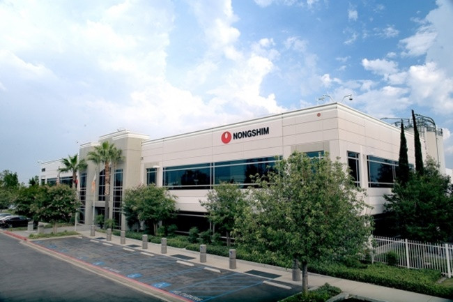 Trong khi giúp đỡ việc kinh doanh của anh trai tại Nhật Bản, ông Shin Choon-ho quan tâm đến mỳ ăn liền - thứ nổi tiếng ở Nhật Bản thời điểm đó nhưng anh trai thì không.