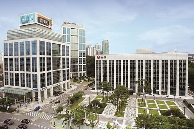 Có được sự thành công nhưng việc ông Shin Choon-ho rời Lotte kinh doanh mỳ ăn liền khiến cho tình cảm anh em rạn nứt đến tận cuối đời.