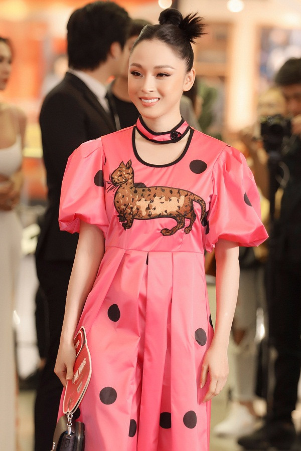 Tại buổi ra mắt phim, Hoa hậu Trương Hồ Phương Nga cũng nhận được nhiều sự chú ý của khán giả.