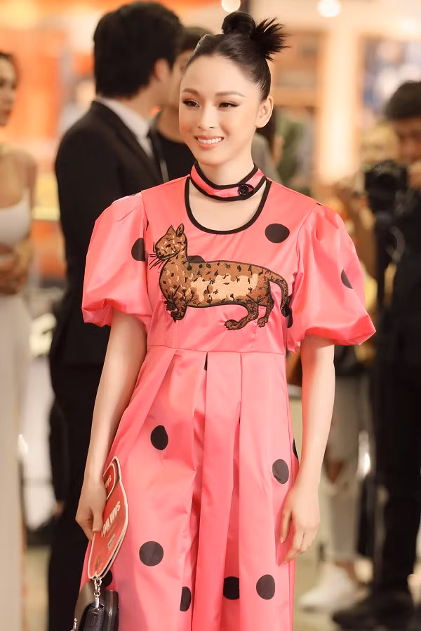 Tại buổi ra mắt phim, Hoa hậu Trương Hồ Phương Nga cũng nhận được nhiều sự chú ý của khán giả.