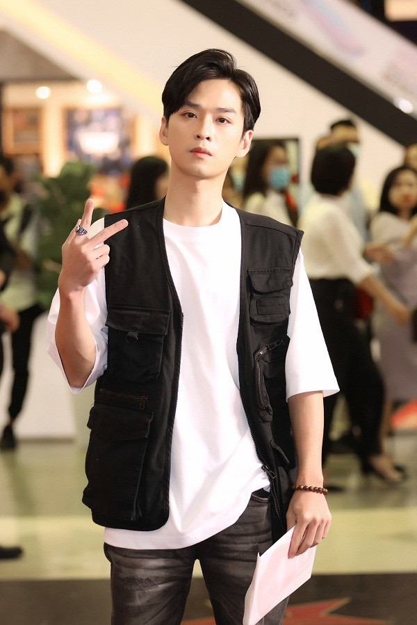 Trần Nghĩa đến thưởng thức phim "Sám hối". Bộ phim sẽ chính thức ra mắt khán giả vào ngày 15/1/2021.