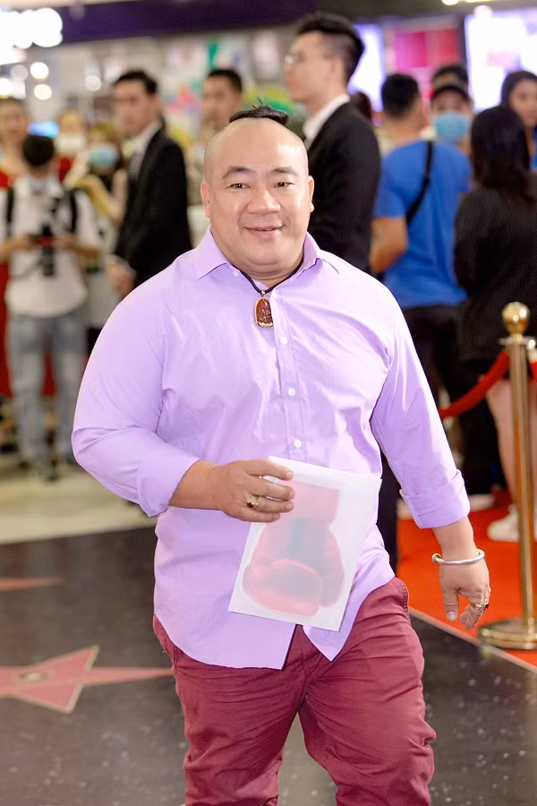 Diễn viên Hiếu Hiền diện trang phục bắt mắt.