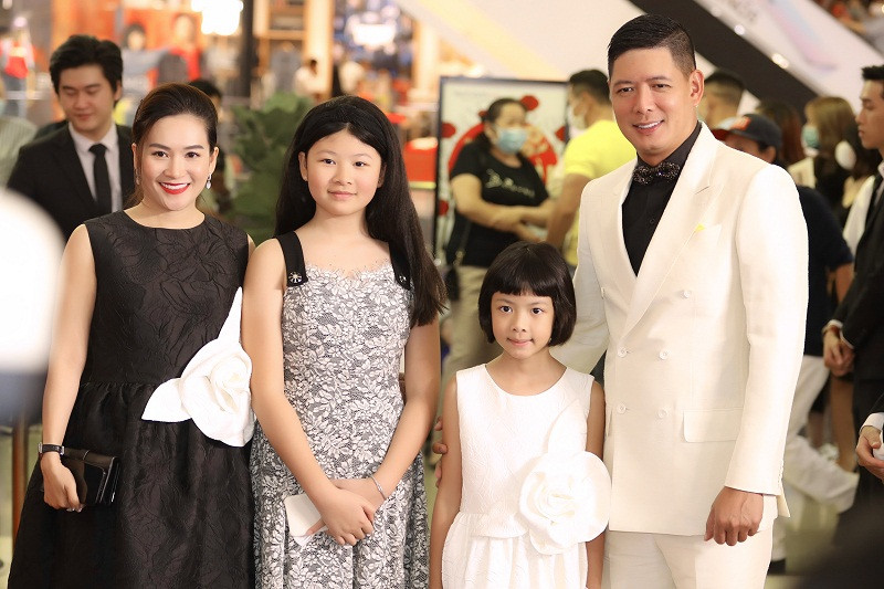 Cặp đôi Bình Minh - Anh Thơ cũng mang hai con gái đến tham dự sự kiện. Trong phim "Sám hối", Bình Minh đóng vai chính.