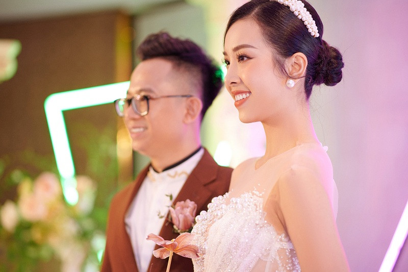 Bữa tiệc diễn ra tại một khách sạn 5 sao, trong không gian vô cùng mới lạ được trang trí theo kiến trúc Hy Lạp cổ.