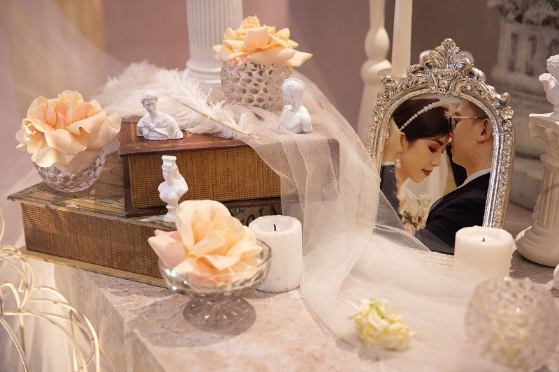 Những tượng bán thân được xếp xung quanh cùng với hoa hồng, nến và ảnh cưới của đôi vợ chồng khiến cho khách mời vô cùng thích thú khi đến dự tiệc.