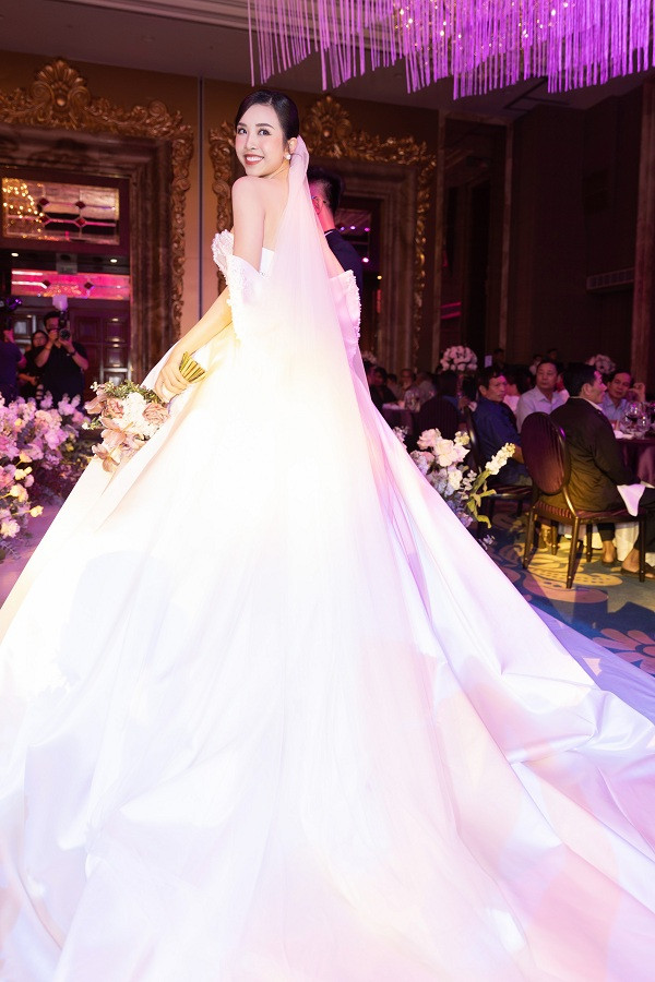 Tiếp đến là một chiếc váy xòe bồng bềnh giúp Thuý An hoá thành nàng công chúa.