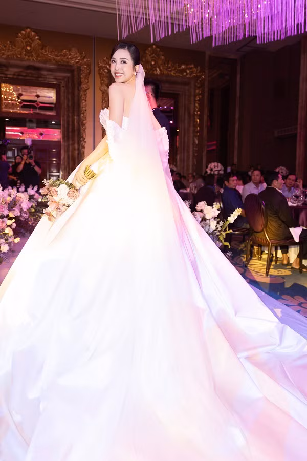 Tiếp đến là một chiếc váy xòe bồng bềnh giúp Thuý An hoá thành nàng công chúa.