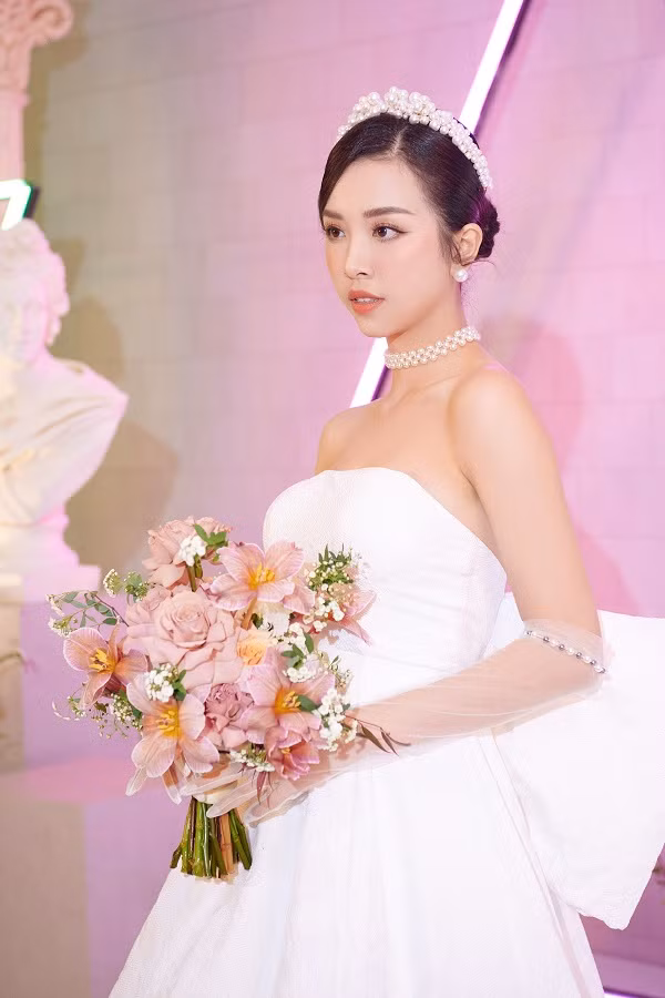 Nàng á hậu nhận được nhiều lời chúc phúc của bạn bè, người hâm mộ khi lấy chồng ở tuổi 23.