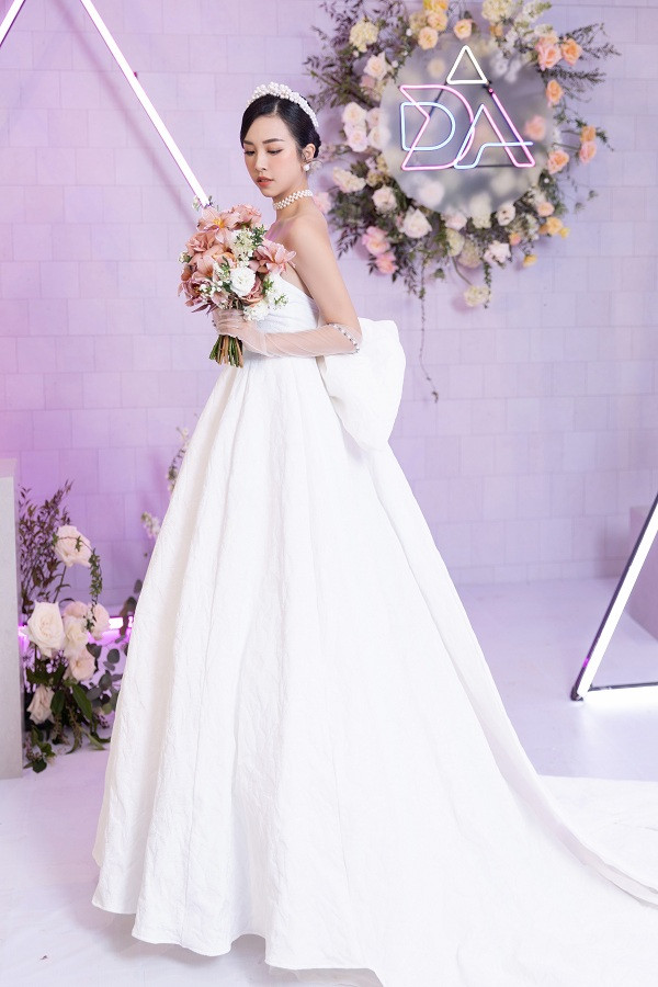 Trong ngày lễ đặc biệt của mình, Á hậu Thúy An vô cùng xinh đẹp khi diện những chiếc váy cưới được thiết kế ấn tượng. Chọn sắc trắng làm chủ đạo, cô nàng chuẩn bị đến tận 5 bộ váy cho từng hoạt động khác nhau.