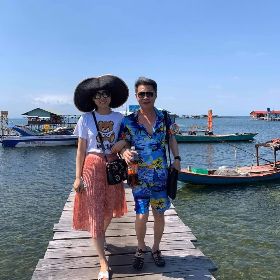 Vợ NSND Công Lý than gạ mãi chồng mới chịu chụp hình. Công Lý - Ngọc Hà vừa qua có chuyến du lịch Phú Quốc.